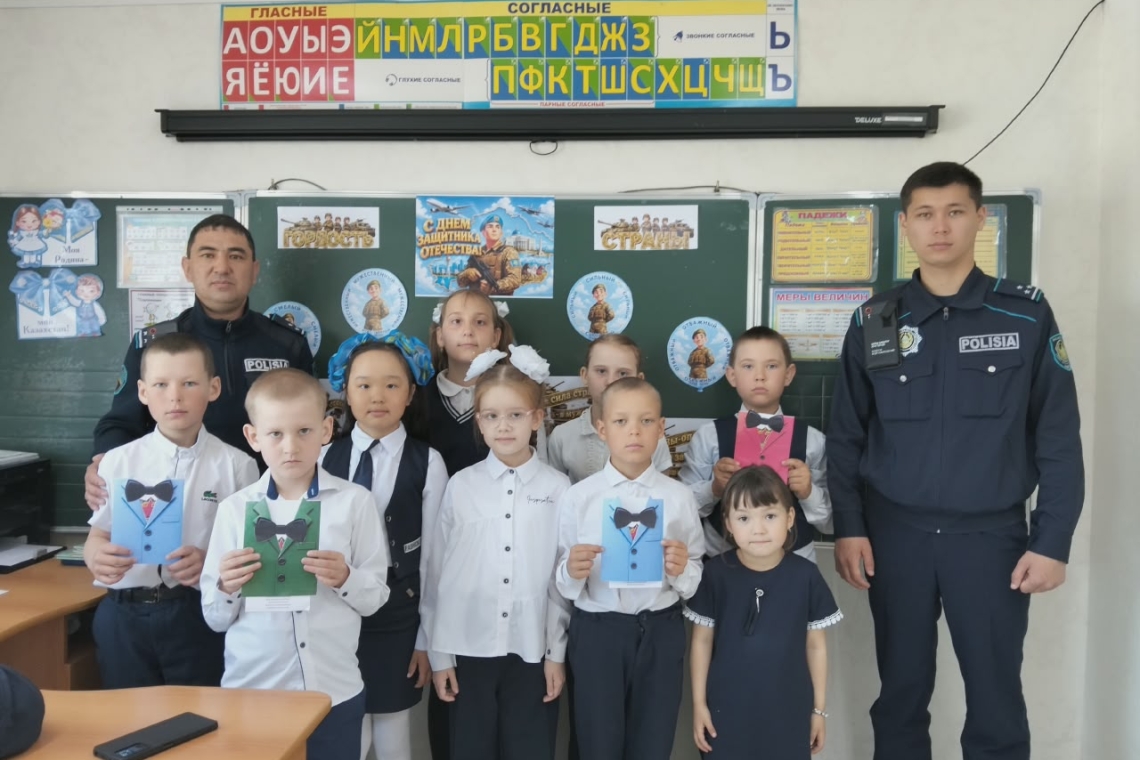 В нашей школе прошёл Единый урок мужества с участием сотрудников  УИП ООБ ОП Мендыкаринского района старшего лейтенанта полиции Байманова  Ж.С. и старшего лейтенанта полиции Есеналина А.А.  В ходе встречи гости рассказали учащимся о важности патриотизма, 